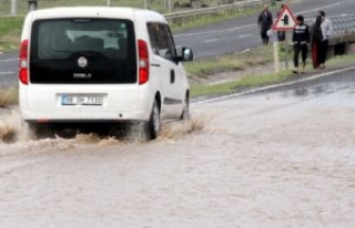 Siverek'te Yağış Derelerin Taşmasına Neden...