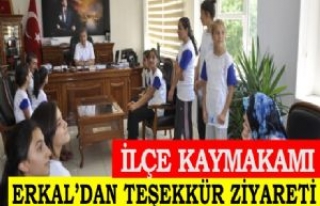 İlçe Kaymakamı Erkal'a Kız Öğrencilerden...