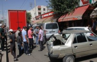 İlçe Merkezine Giren Tır Üç Otomobili Peşinden...