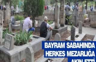 Bayram Sabahında Herkes Mezarlığa Akın Etti