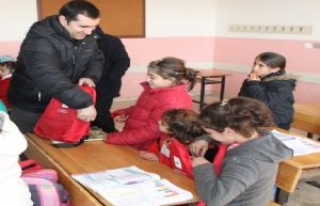 Türkmen Derneğinden Öğrencilere Kırtasiye Yardımı