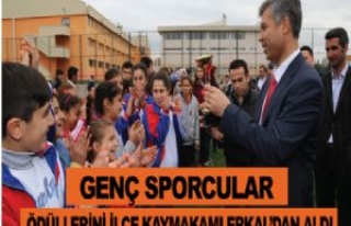 Başarılı Sporcular Kupalarını İlçe Kaymakamı...