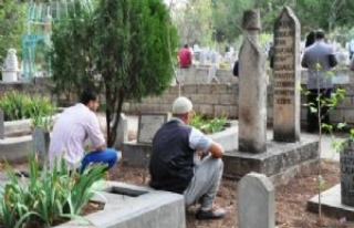 Kurban Bayramı'nın İlk Ziyareti Asli Mezarlığa