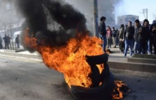 Lastik Yakarak Yol Kapatan Esnaf Dedaşı Protesto...