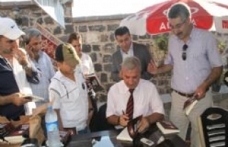 YAZAR HASAN BAYDİLLİ İMZA GÜNÜ DÜZENLEDİ 