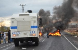 Elektrikleri Kesilen Mahalle sakinleri yolu kapattı