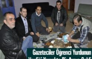 Gazeteciler Öğrenci Evinde Yemekte Buluştu