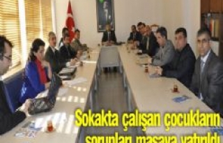 Sokakta çalışan çocukların sorunları masaya...