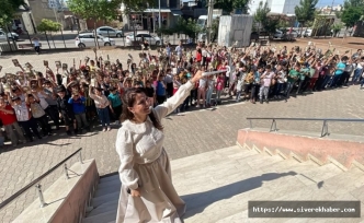 Mezun olduğu okulda imza günü düzenledi