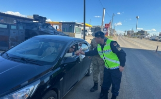 Siverek'te Jandarma Kadınlara Gül Hediye Etti