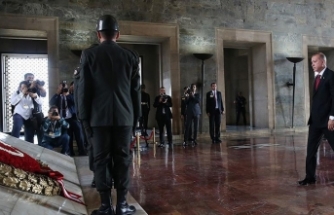 Cumhurbaşkanı Erdoğan, YAŞ üyeleriyle Anıtkabir’i ziyaret etti