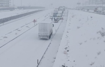 Siverek'te yoğun kar yağışından dolayı yollar kapandı, ambulans takviyesi yapıldı