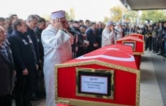 Yalova'da şehit olan polisler için tören Yalova'da terör örgütü DEAŞ'a yönelik operasyonda şehit olan polislerimiz Turgut Külünk, Yasin Koçyiğit ve İlker Pehlivan için Yalova Emniyet Müdürlüğü’nde tören düzenlendi.