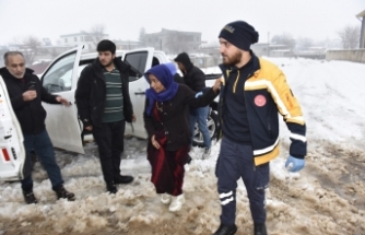 Karla Kapanan Kırsal Mahallede Diyaliz Hastasını Belediye Ekipleri Kurtardı