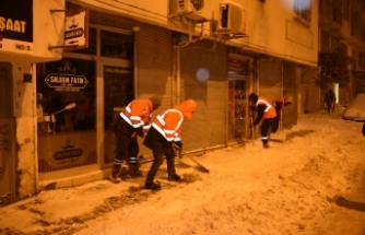 Siverek'te karla mücadele gece boyunca sürüyor