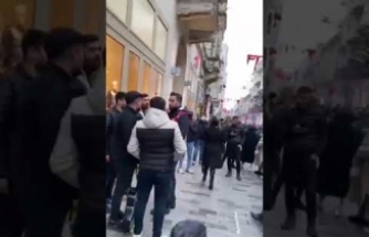 Sokakta Kürtçe şarkı söyleyen gençlere polis ekiplerinden engel