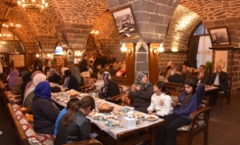 Başkan Bucak, yetim ve öksüz çocuklarla iftarda buluştu