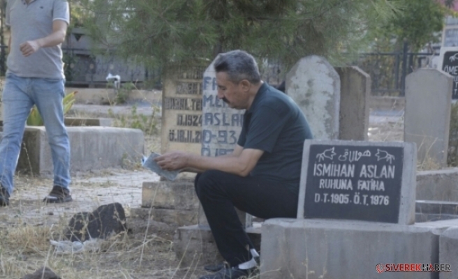 Siverek'te Bayram Sabahında Vatandaşlar  Mezarlığa  Akın  Etti