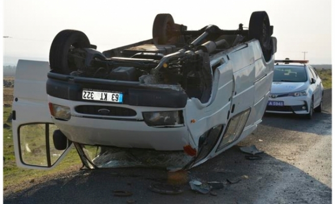 Siverek'te minibüs şarampole devrildi: 2 yaralı