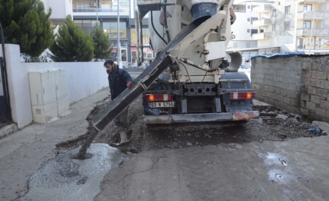 Siverek'te Cadde ve Sokaklarda Beton Çalışmaları Devam Ediyor