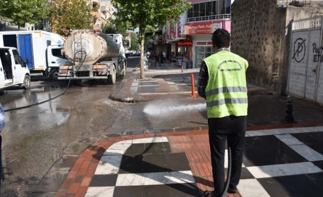 Siverek'te Koronavirüs Tedbirleri Kapsamında Sokaklar Yıkanıyor