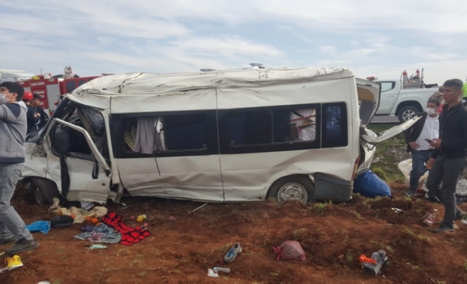 Siverekli işçileri taşıyan minibüs kaza yaptı: 11 yaralı