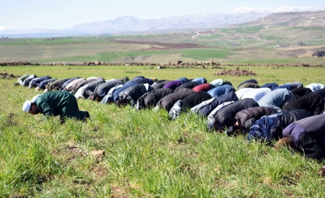 Yağış olmayınca, yağmur duasına çıktılar