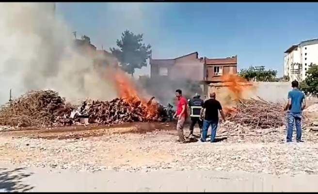 Şanlıurfa’nın Siverek ilçesinde satılmak amacıyla toplanan odunlarda yangın çıktı