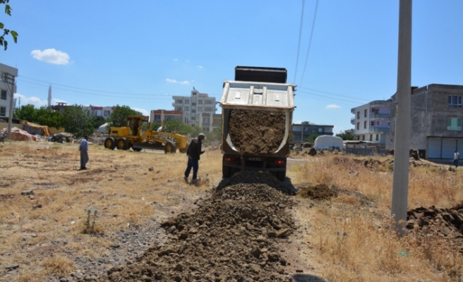 Yeni yerleşim alanlarında yol yapım çalışmaları sürüyor