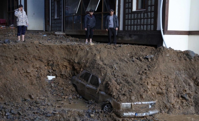 Sel ve heyelan felaketi yaşanan Rize'de hayatını kaybedenlerin sayısı 7'ye yükseldi; kaybolan 1 kişiyi arama çalışmaları sürüyor