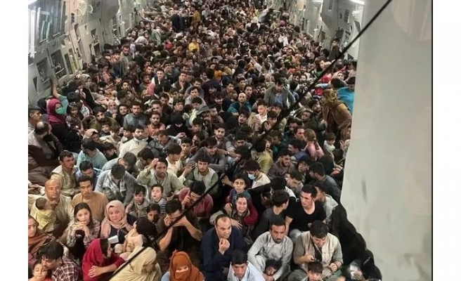 Afganistan'da çaresizliğin fotoğrafı çekildi: 640 insan, tek bir kargo uçağına sığındı