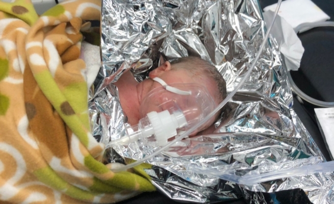 ŞANLIURFA’nın Siverek ilçesinde sokakta doğum yapan bir kadın bebeği poşete koyup sokakta bırakarak kaçtı.