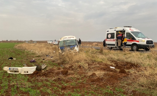 Tarım işçilerini taşıyan minibüsün devrildi: 23 yaralı