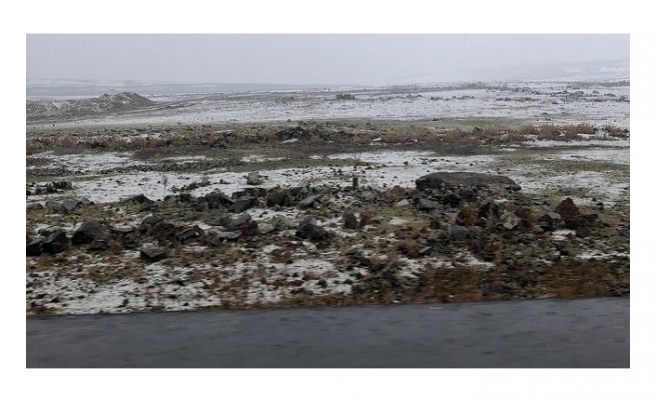 Siverek- Diyarbakır kara yolunda kar yağışı etkili oluyor