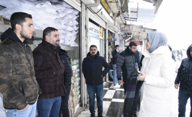 Başkan Çakmak Kırsal mahallelerde karla mücadele çalışmalarına katıldı