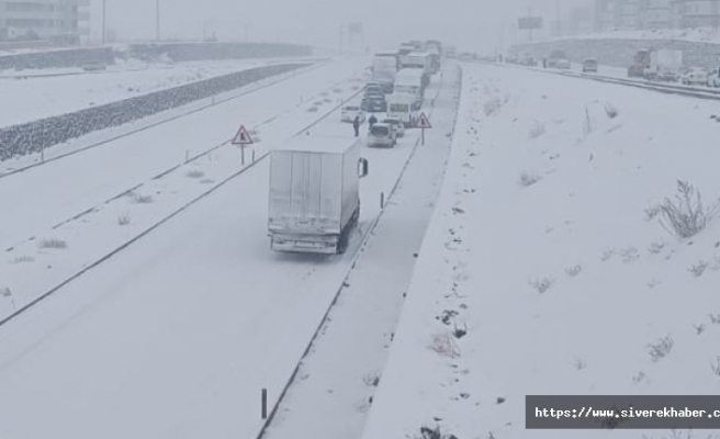 Siverek'te yoğun kar yağışından dolayı yollar kapandı, ambulans takviyesi yapıldı