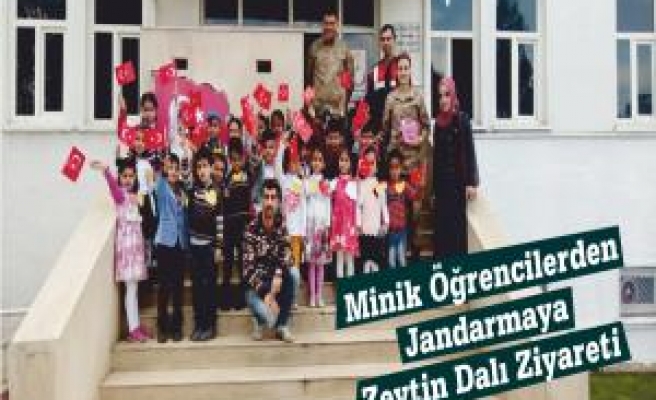 Minik Öğrencilerden Jandarmaya Zeytin Dalı Ziyareti