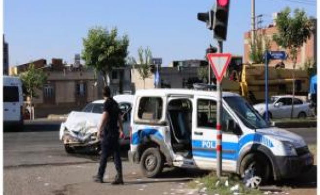 Siverek'te Polis aracı kaza yaptı: 2 polis ve 1 asker yaralı