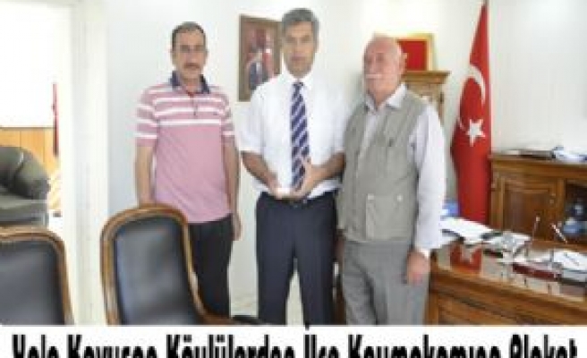 Yola Kavuşan Köylülerden İlçe Kaymakamına Plaket 