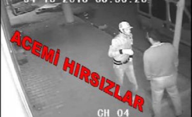 Güvenlik Kamerasını Fark Edince Hırsızlıktan Vazgeçtiler