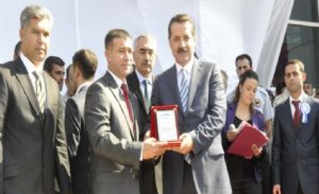 Bakandan Belediye Başkanına Plaket 