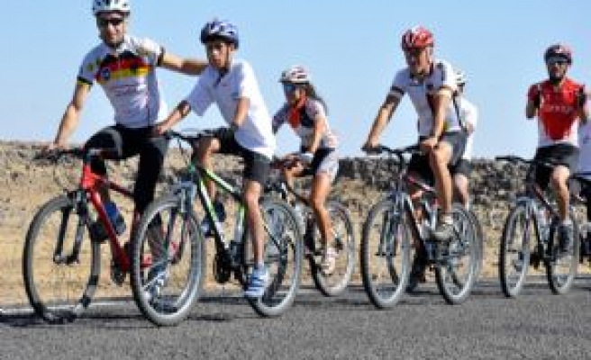 Alman Milli Bisikletçilerin Bulunduğu Sporcular Baki Köyüne Gitti