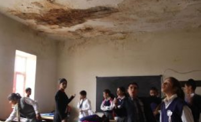 Karacadağ İlkokulu Lağım Suyu İle Doluyor