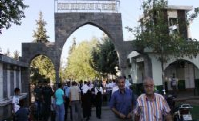 Ramazan Bayramının İlk Ziyareti Asri Mezarlığa 