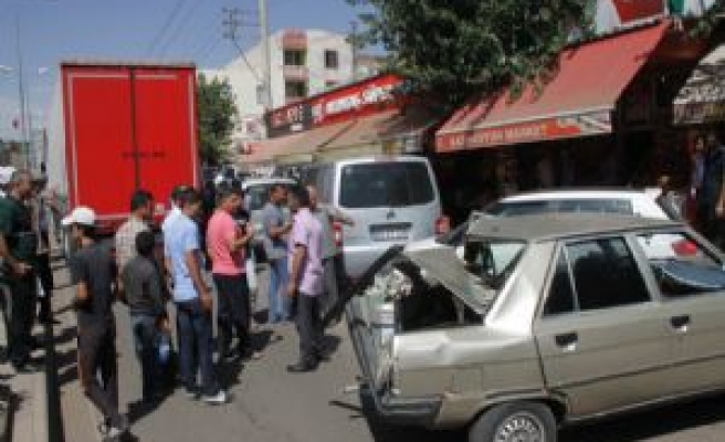 İlçe Merkezine Giren Tır Üç Otomobili Peşinden Sürükledi