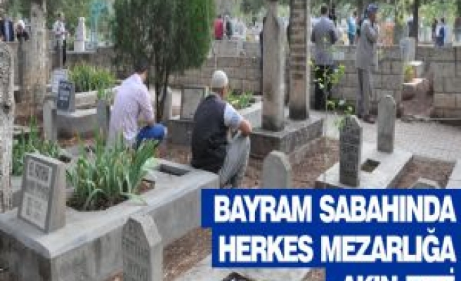 Bayram Sabahında Herkes Mezarlığa Akın Etti