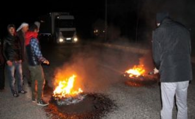 Elektriksiz Kaldılar Yolu Trafiğe Kapattılar