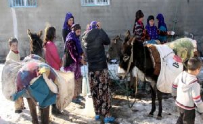 Karacadağda elektrik kesintileri hayatı olumsuz etkiledi.