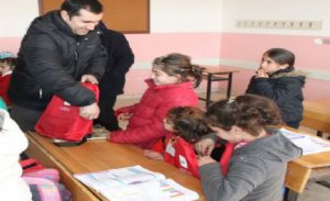 Türkmen Derneğinden Öğrencilere Kırtasiye Yardımı