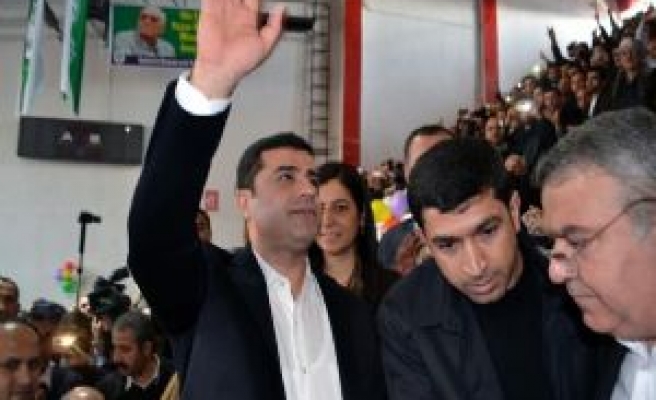 DEMİRTAŞ SİLAHI HDP BIRAKTIRIR, AKP DEĞİL